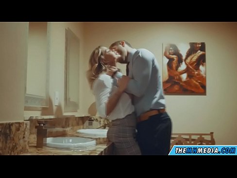 ❤️ Nalika pirang busty seduces anjeun dina restroom umum ❤ Video anal di urang ❌️
